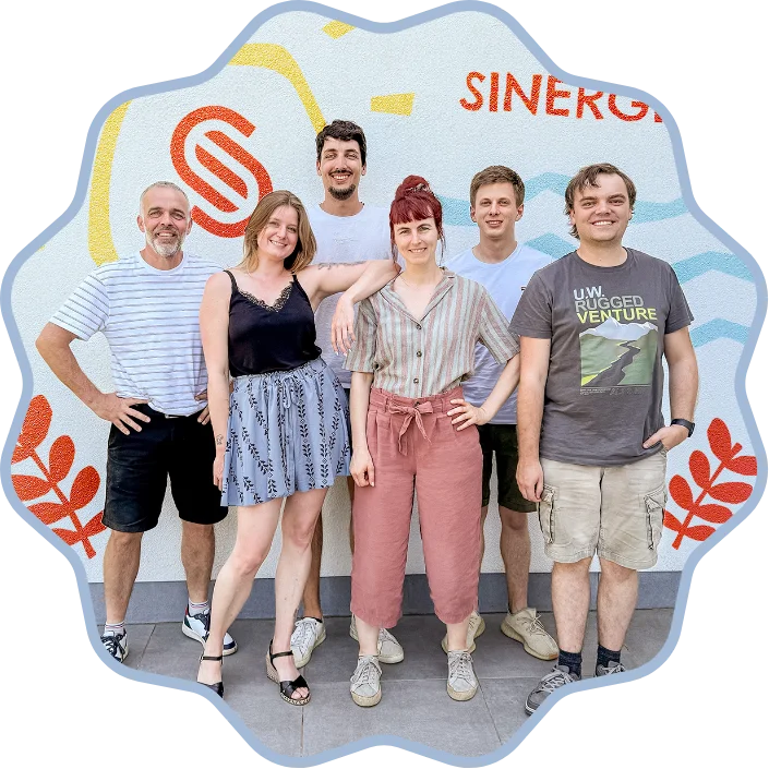 Groepsfoto van het hele team van Sinergio